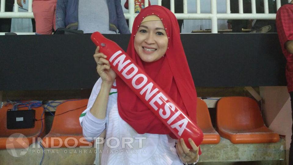 Istri Gunawan Dwi Cahyo, Okie Agustina, berharap Indonesia menjuarai Piala AFF 2016. - INDOSPORT